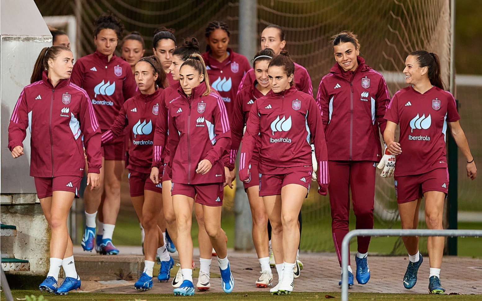 leisu-西班牙女足运动员风采绝伦，轻松取胜