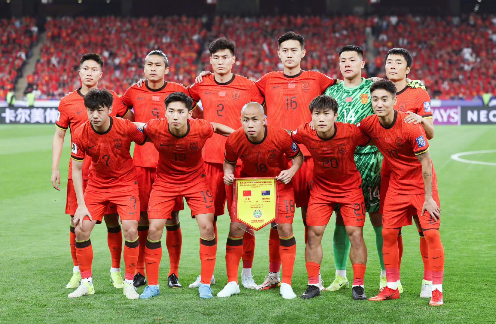 关于中国足球选手在国际赛事中大放异彩的信息