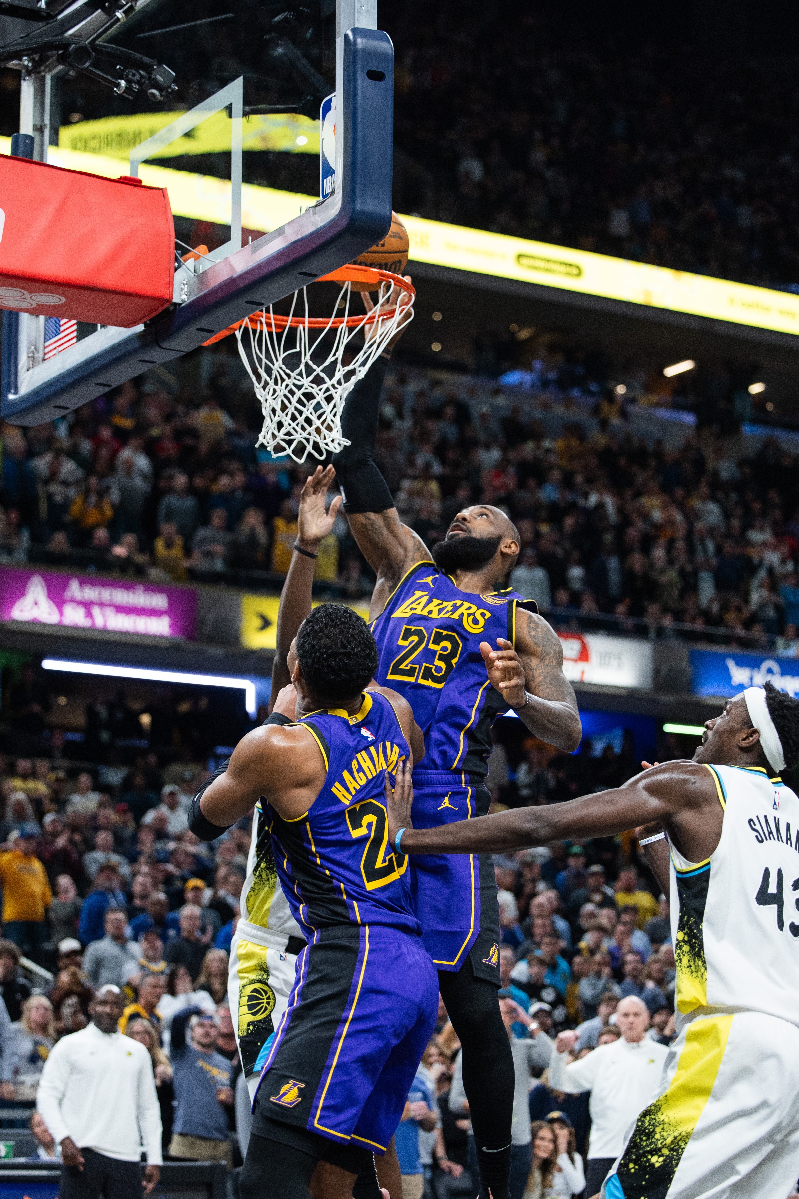 包含篮球赛场上球员配合默契，碉堡进攻连绵不断的词条